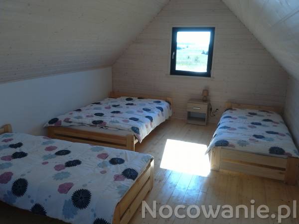 Sypialnia na górze - domek 4,5,6. Sypialnia w domkach 1,2,3 w lustrzanym odbiciu.