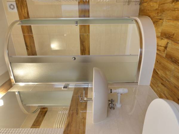 Łazienka w pokoju czteroosobowym