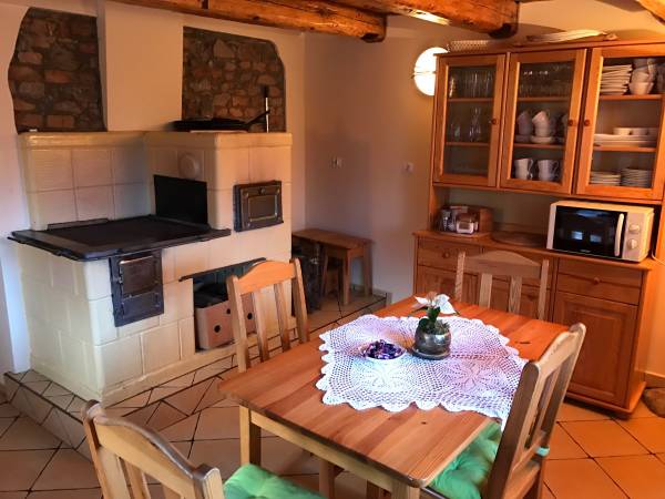 w kuchni działający piec chlebowy