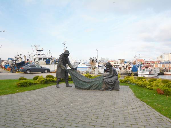 Pomnik rybaka i rybaczki w Kołobrzegu