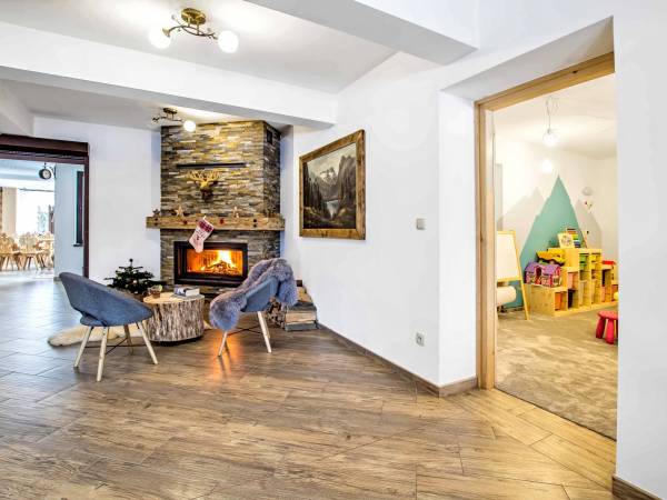 Sala kominkowa z sala zabaw