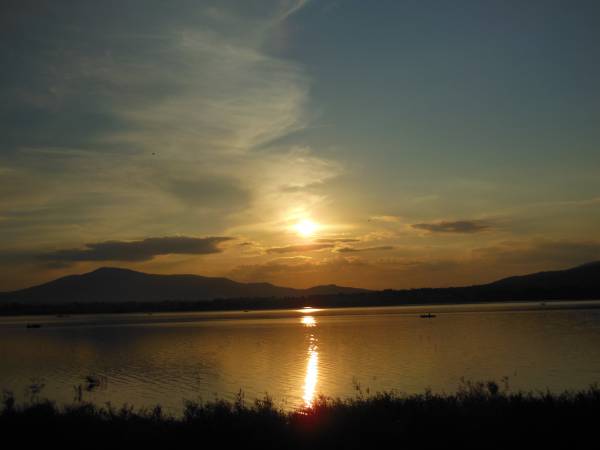 zachód słońca nad jeziorem