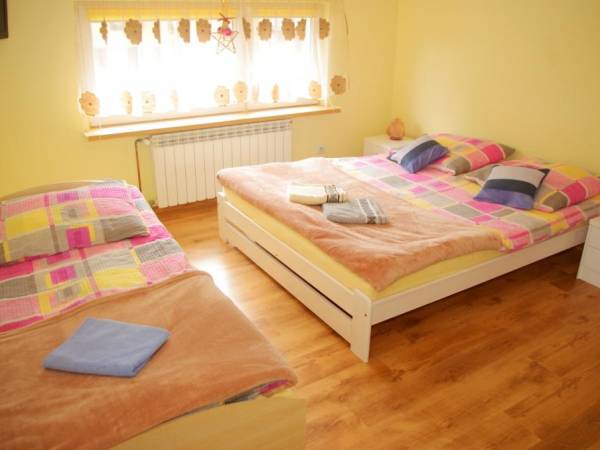 Pokój 3 osobowy. Jedno łóżko ma