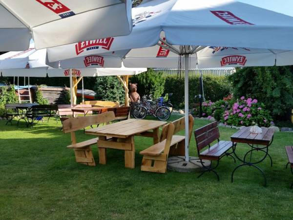 Ogród z basenem letnim