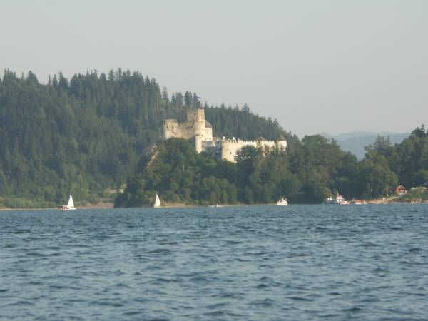 W oddali Zamek w Niedzicy