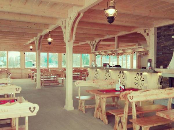 Elegancko przystrojone stoły