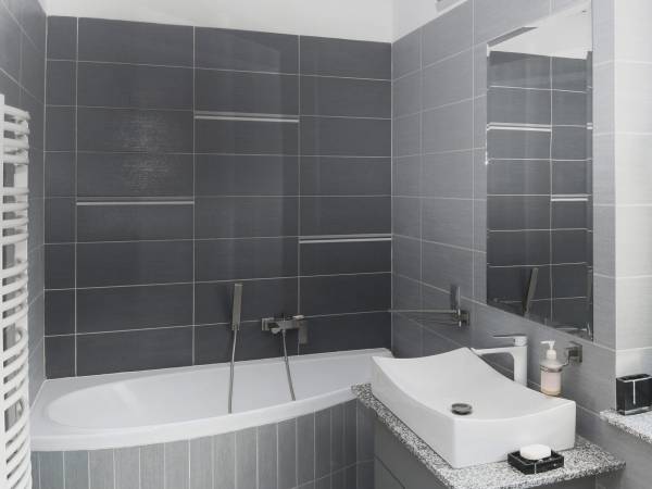 Łazienka przy niebieskim pokoju