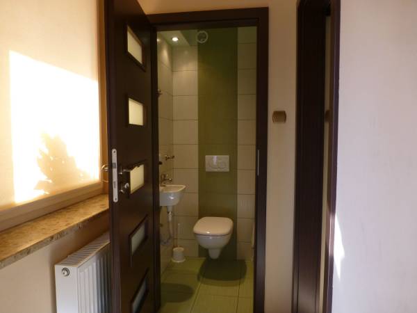 druga, mała łazienka z WC