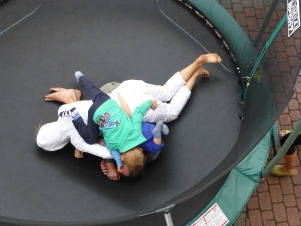 Trampolina - zabawa rodziców z dziećmi w