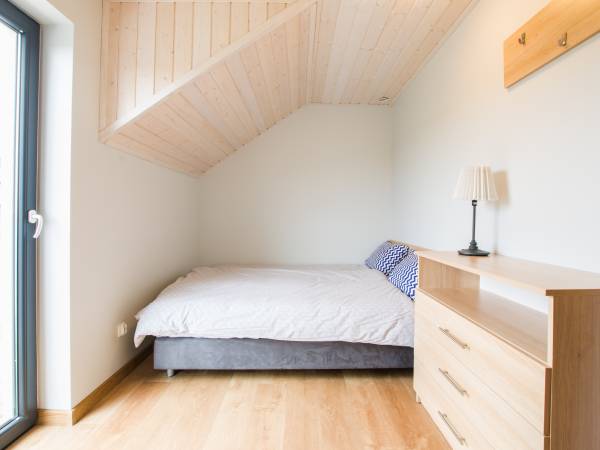 Domek wolnostojący- sypialnia trzyosobowa