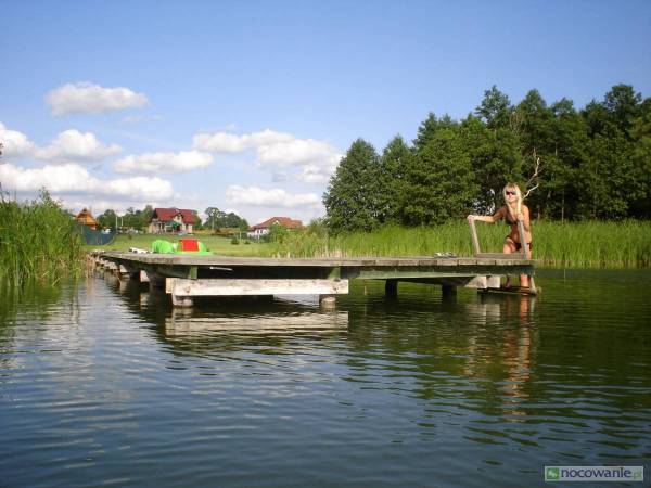 zejście z pomostu do jeziora