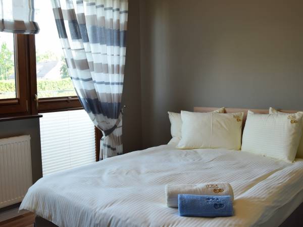 Sypialnia z balkonem w apartamencie typu C