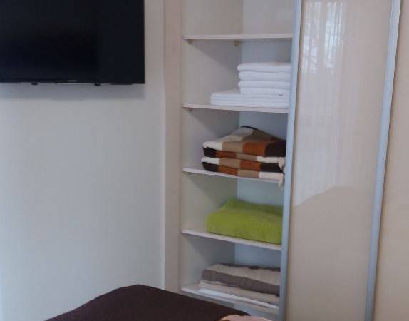 sypialnia z łóżkiem 160x200,TV,ręcznikami,sejfem