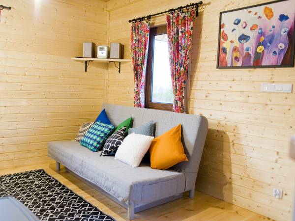 Łózko rozkładane dwuosobowe w salonie