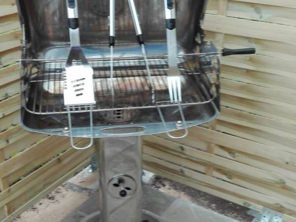 Duży grill + sztućce grillowe