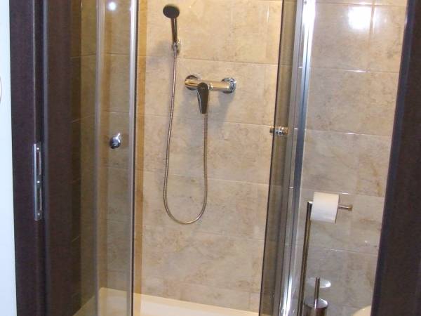 łazienka w pokoju nr 2 [2os]