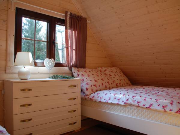 sypialnia z łózkiem małżeńskim