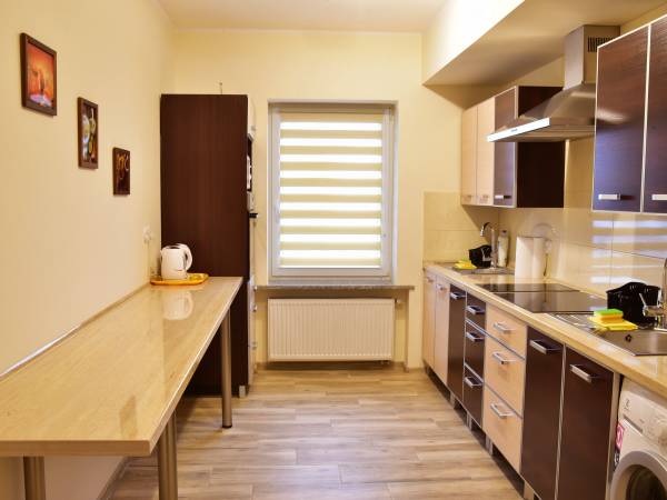 kuchnia na drugim piętrze przy pokojach z łazienkami