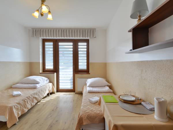 Pokój 1.1 (2 os) na 1 piętrze, z własnym dość dużym balkonem