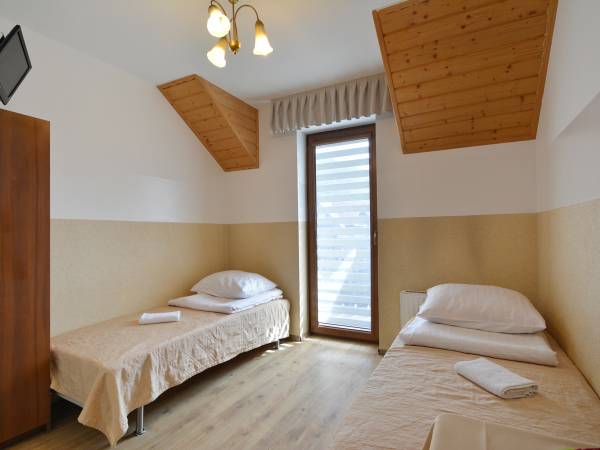 Pokój 2.1 (2 os) na 2 piętrze, własny mały balkon