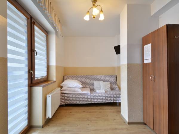 Pokój 2.7 (2 os) na 2 piętrze, własny duży balkon, duża łazienka, widok na tył domu (sąsiednie zabudowania)