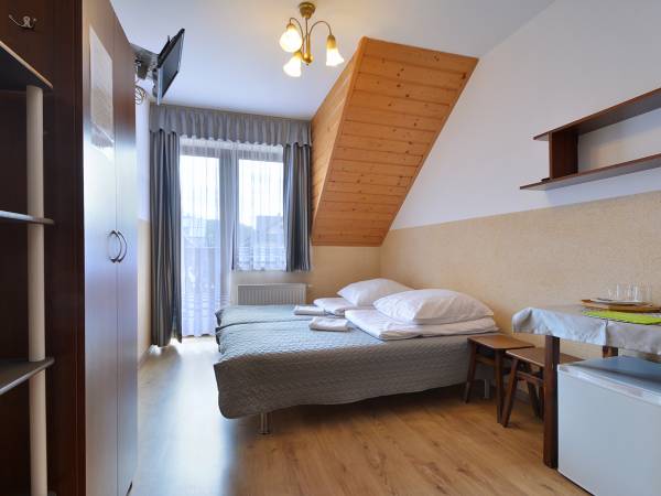 Pokój 2.3 (2 os) na 2 piętrze. Prawie identyczny (bez skosu) jest pokój 1.3 na 1 piętrze