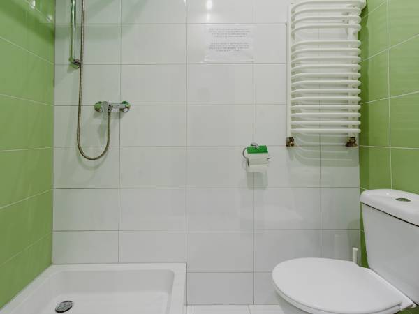 łazienka dzielona na dwa pokoje