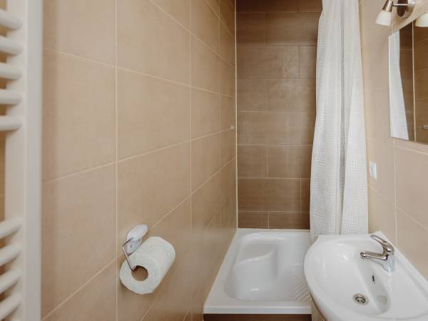 łazienka w pokoju 2-osobowym