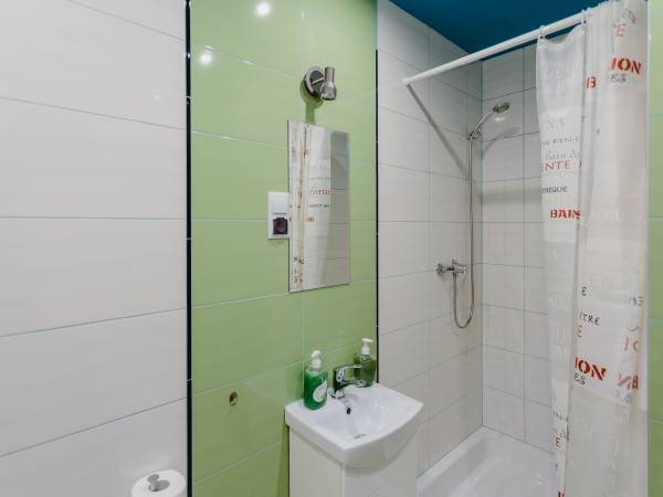 łazienka w pokoju 4-osobowym