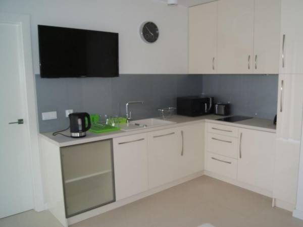 aneks kuchenny z pełnym wyposażeniem i TV