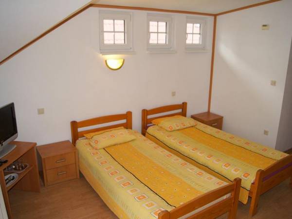 Pokój nr 14 (2+1-osobowy)