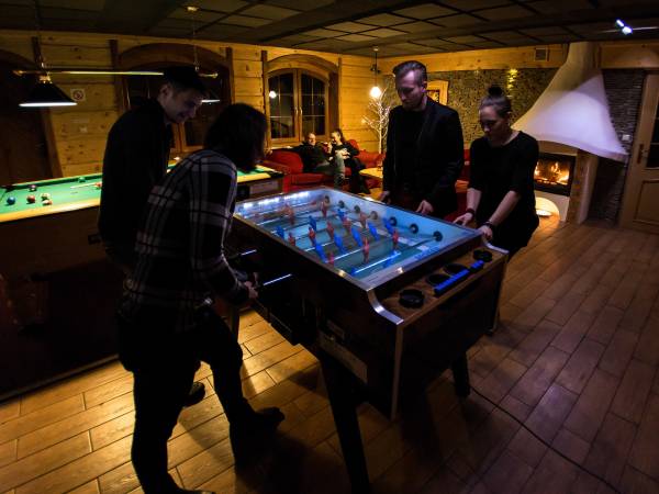 Sala klubowa (kominek, kącik zabaw dla dzieci, bilard, piłkarzyki)