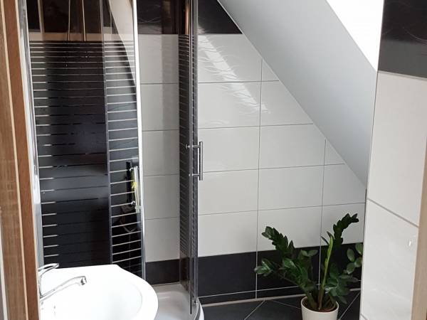 Łazienka w pokoju trzyosobowym