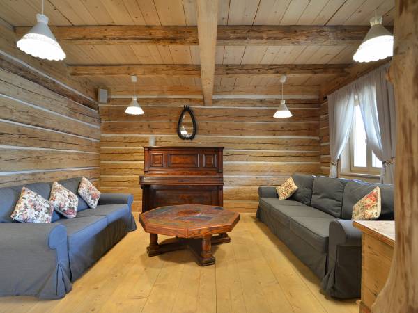 Salon w domku drewnianym