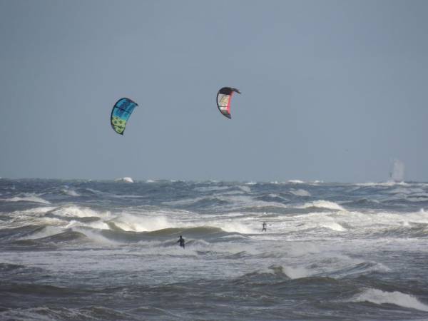 KITESURFING
