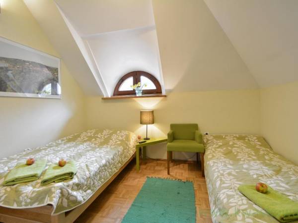 pokój dwuosobowy economy ze wspólną łazienką