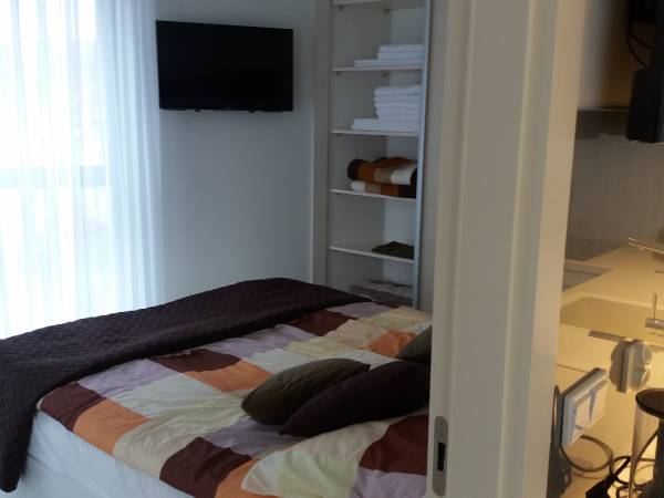 sypialnia z łożem ,kompletem ręczników i TV