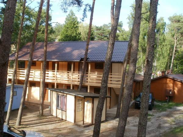 Domek piętrowy z mieszkaniami 2-pokojowymi.