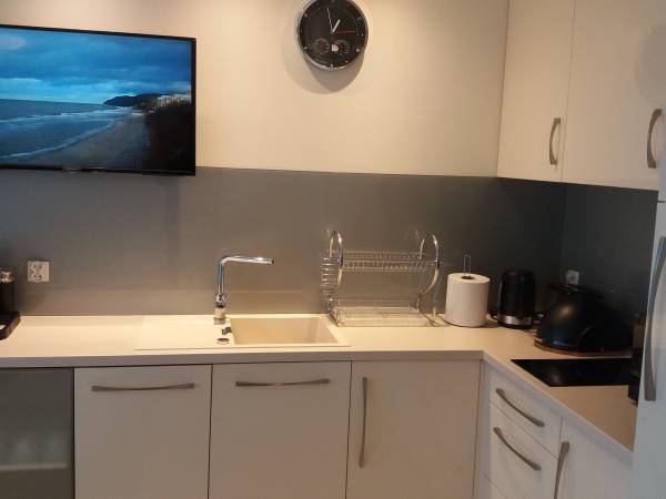 aneks kuchenny z wyposażeniem i TV