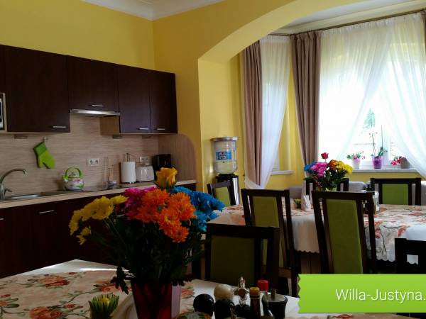 salon z kuchnią ogólnodostępny