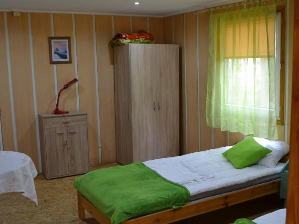 domek 5 osobowy z aneksem- jeden z pokoi