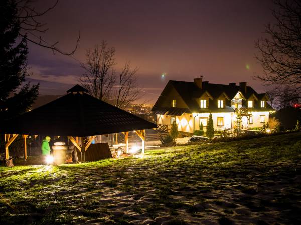 Zadaszona altana z miejscem na ognisko, grill