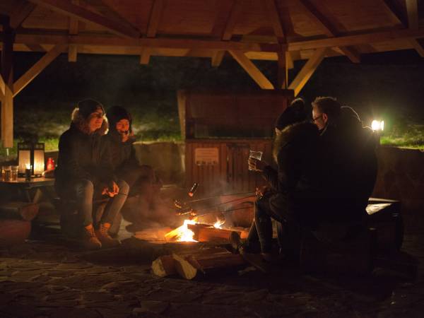 Zadaszona altana z miejscem na ognisko, grill