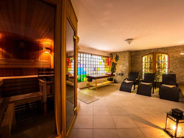 Strefa SPA (sauna fińska, wanna do hydromasażu, wieża masująca)