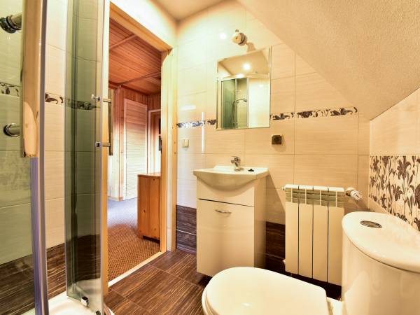 łazienka w pokoju 4 os z antresolą