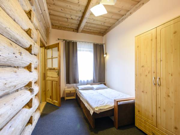 pokój studio z łazienka i aneksem kuchennym