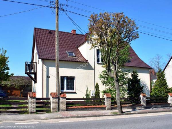 Wjazd na podwórko od ul.helskiej,balkon pok2, okno pok 5 i 1