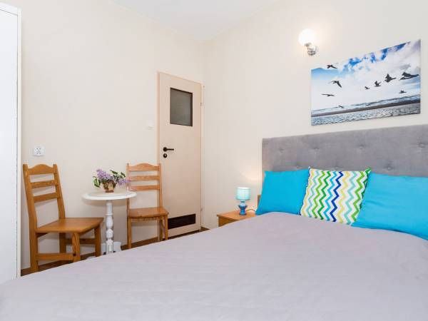 pokój nr 1, parter ok 12 m 2 z łazienką.