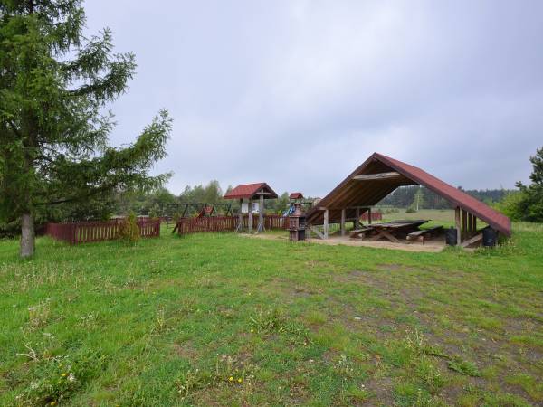 plac zabaw i wiata grillowa naprzeciwko domu