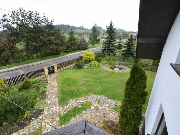 widok z okna sypialni na poddaszu